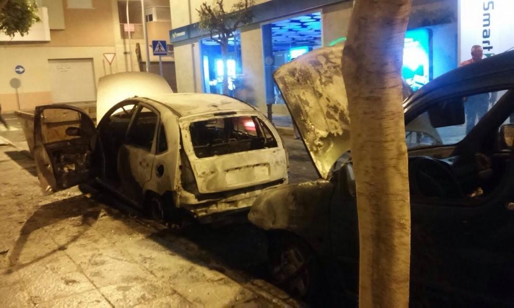 Arden dos coches en El Ejido y los bomberos evitan que el fuego llegue al edificio más cercano