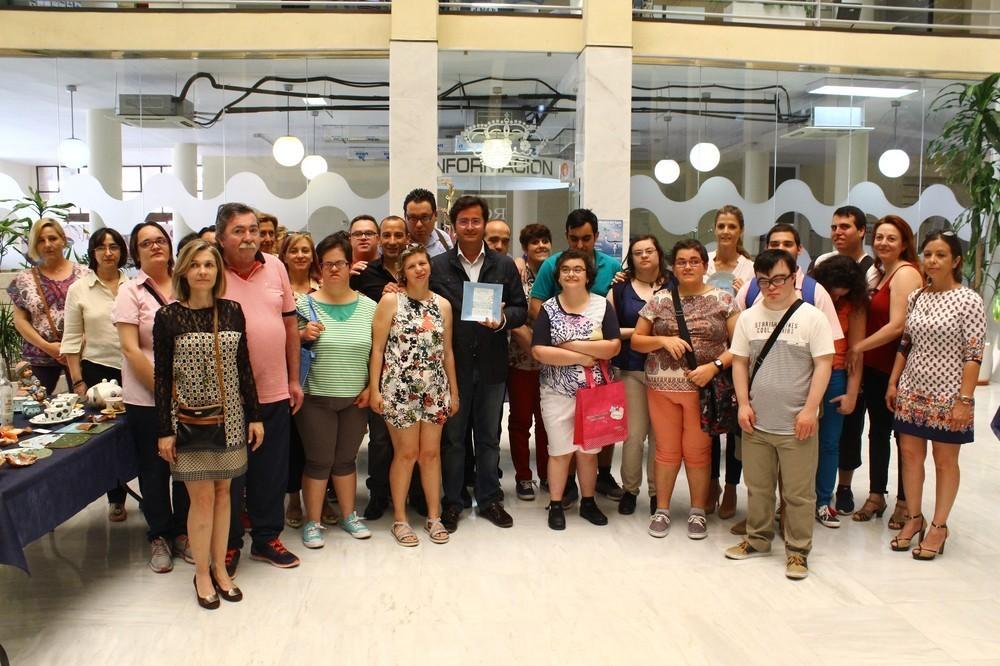 Una muestra en el Patio de Luces recoge el trabajo que realizan los alumnos de ‘Activa Tu Ocio y Di Capacitados’ en sus talleres de cerámica, jardinería y manualidades
