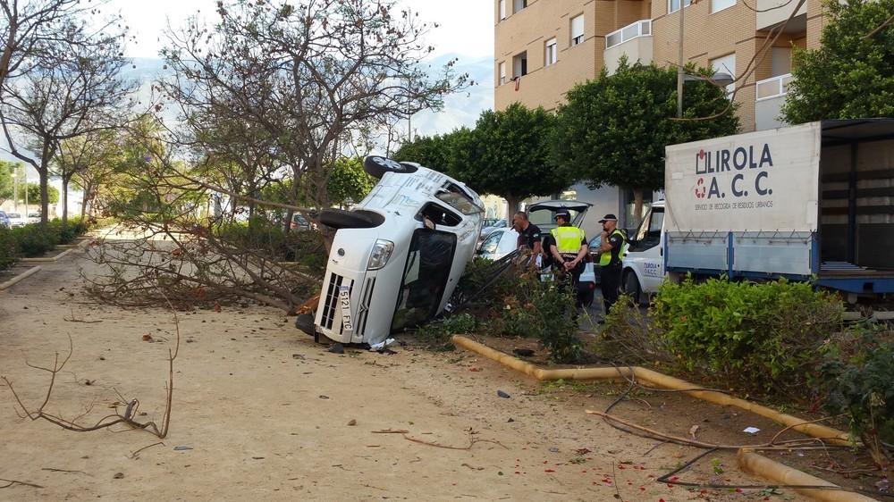 Dos coches colisionan y uno de ellos vuelca teniendo que trasladar a una persona al hospital