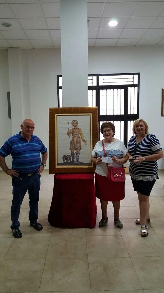 Josefina García, ganadora de una cámara fotográfica valorada en 500 euros sorteada por la Hermandad de San Isidro Labrador