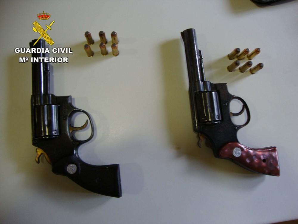 La Guardia Civil de Roquetas detiene a cuatro personas por un delito de tenencia ilícita de armas