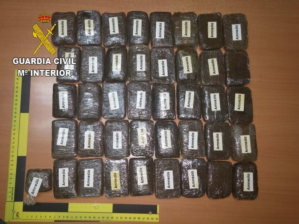La Guardia Civil de Vícar detiene a una persona al incautarle 4 kilos de hachís