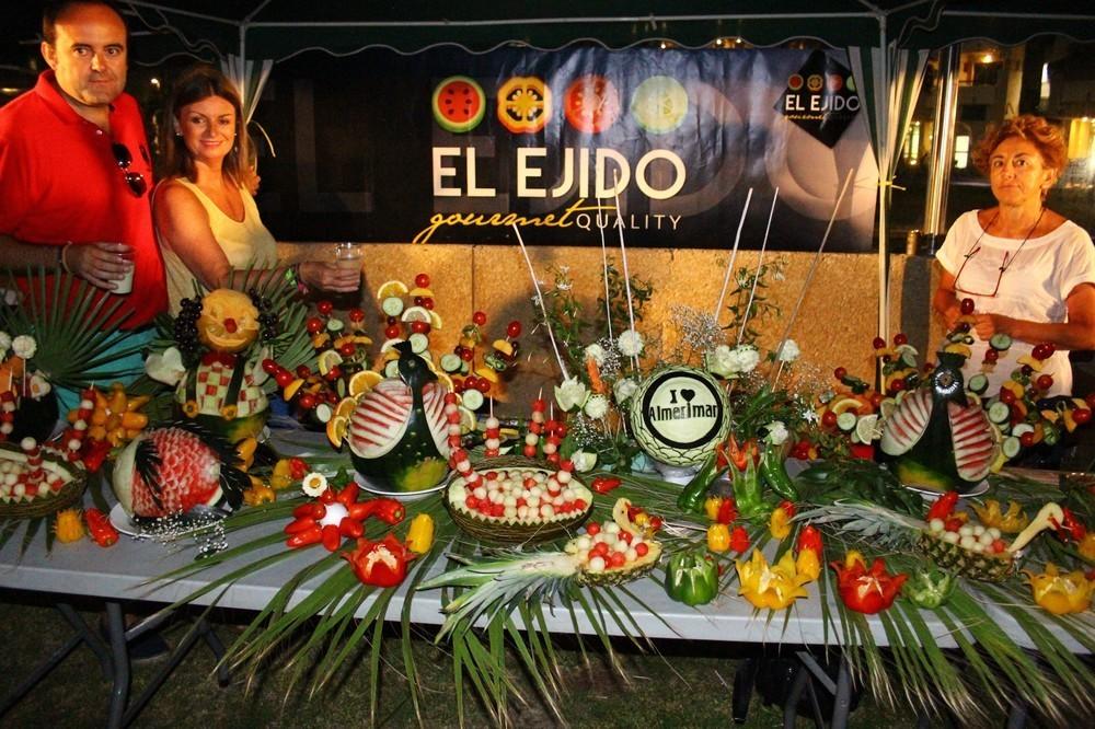Residentes, visitantes y turistas disfrutaron de los '1001 gazpachos' de Almerimar