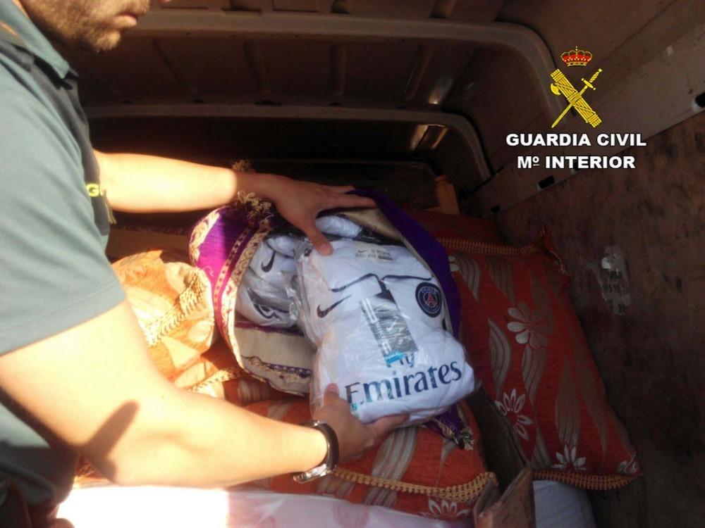 La Guardia Civil se aprehende de más de 3000 prendas de ropa falsificada y 2000 yogures en el Puerto de la Capital