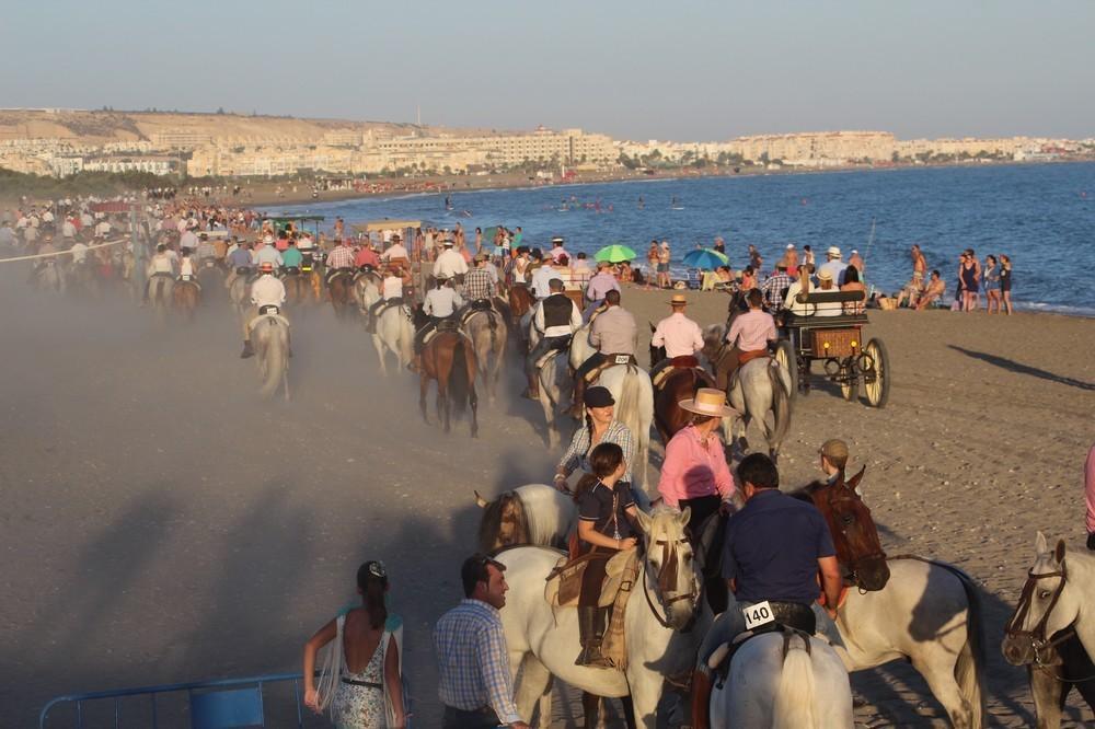El Ejido se volcó con la Blanca Paloma al rendirle tributo con una multitudinaria romería en la que se dieron cita más de 600 rocieros, 220 caballos y 25 carruajes