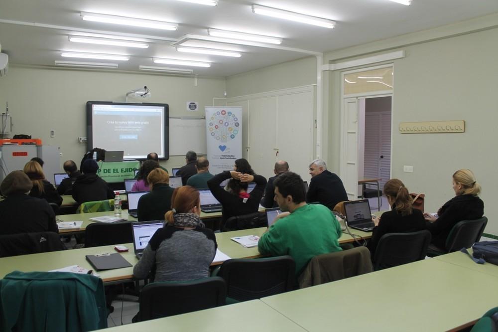 Andalucía Compromiso Digital forma en nuevas tecnologías a más de 1.500 ejidenses de enero a julio de 2016