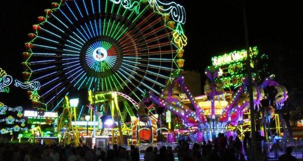 Tres heridos, entre ellos un menor, al volcar una atracción en la Feria de Almería
