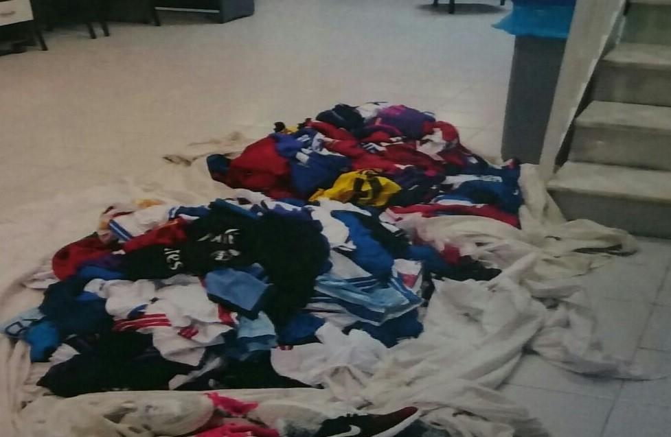 La Policía Local de Roquetas detiene a tres individuos y se hace con más de 200 camisetas y un centenar de pantalones para la venta ilegal
