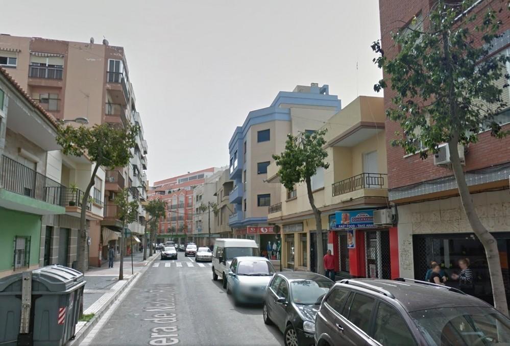 Un motorista en estado grave tras sufrir un aparatoso accidente en el centro de Adra