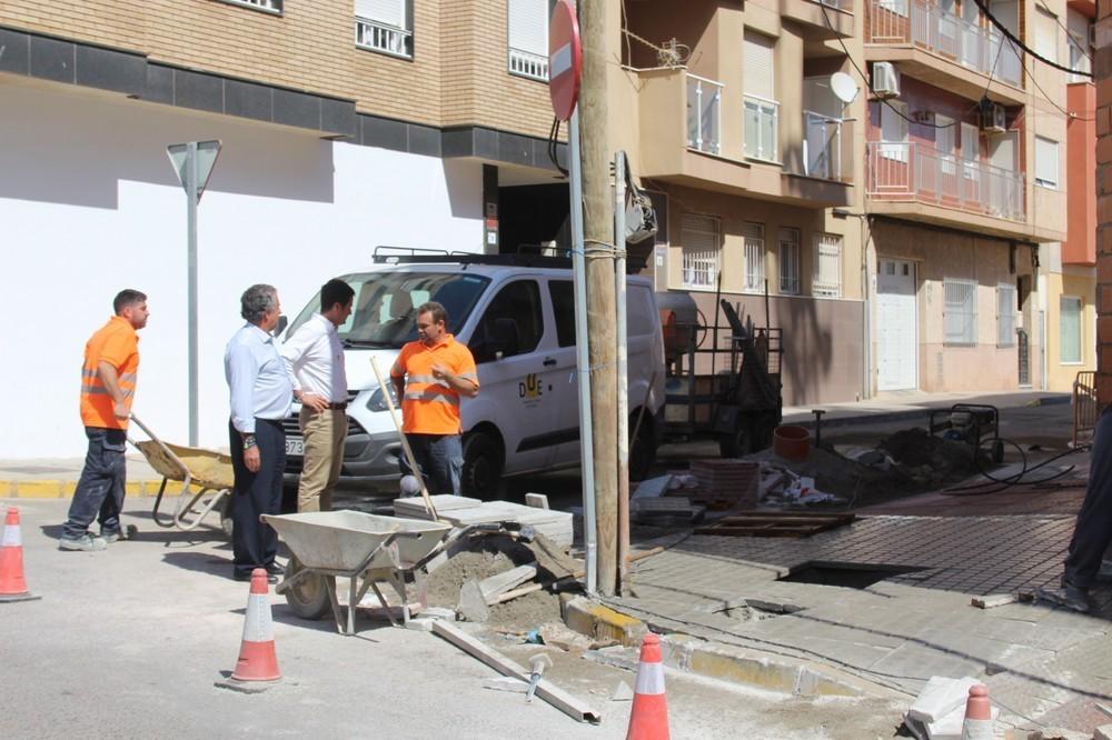 La calle Clavel ya luce nueva imagen con su adaptación a la normativa de accesibilidad y una mejora en la señalización y el acerado