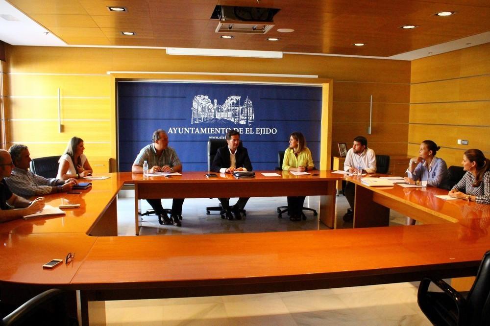 El Consistorio destinará 75.000 euros en sólo un año a atender las necesidades más básicas de familias ejidenses con menores