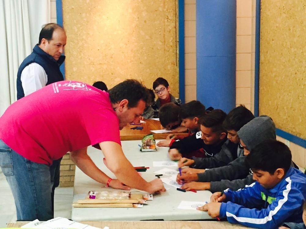 El Ejido conmemora el Día del Gitano Andaluz con una obra de teatro, talleres y juegos para cerca de un centenar de escolares