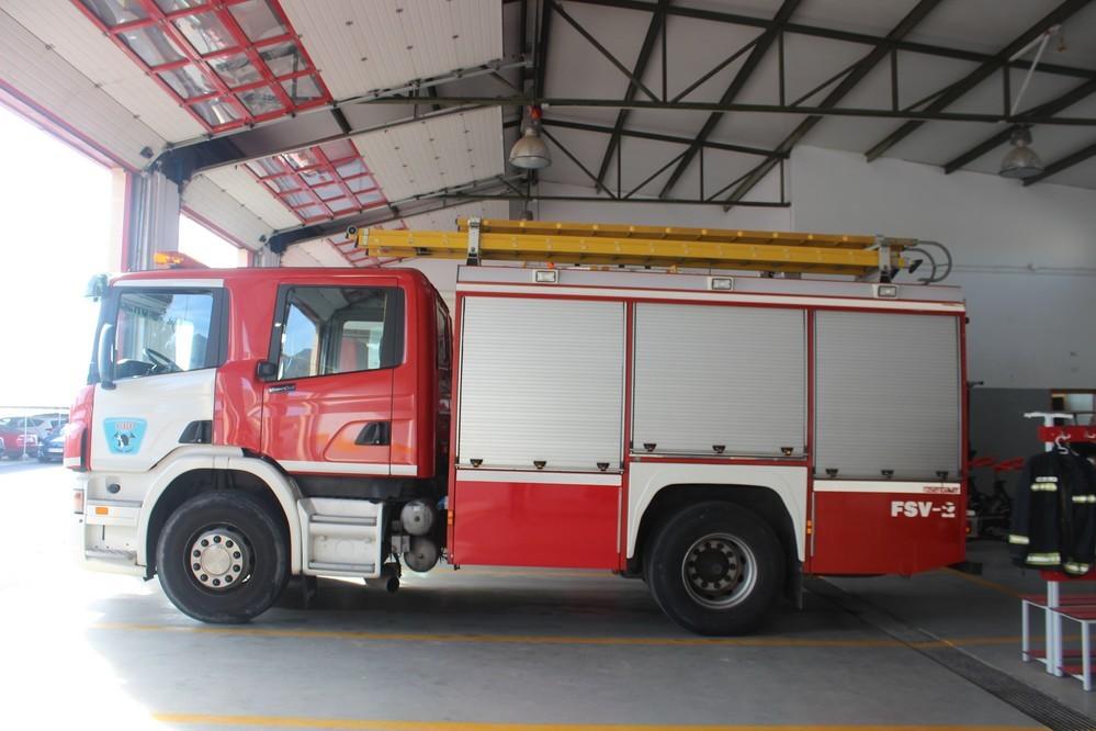 Bomberos del Poniente sofoca el incendio de un vehículo en la Autovía del Mediterráneo