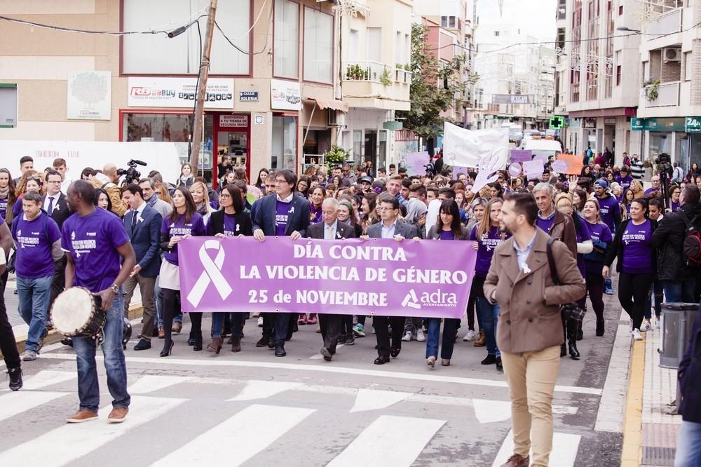 Centenares de abderitanos se unen a los actos conmemorativos del 25N de Diputación