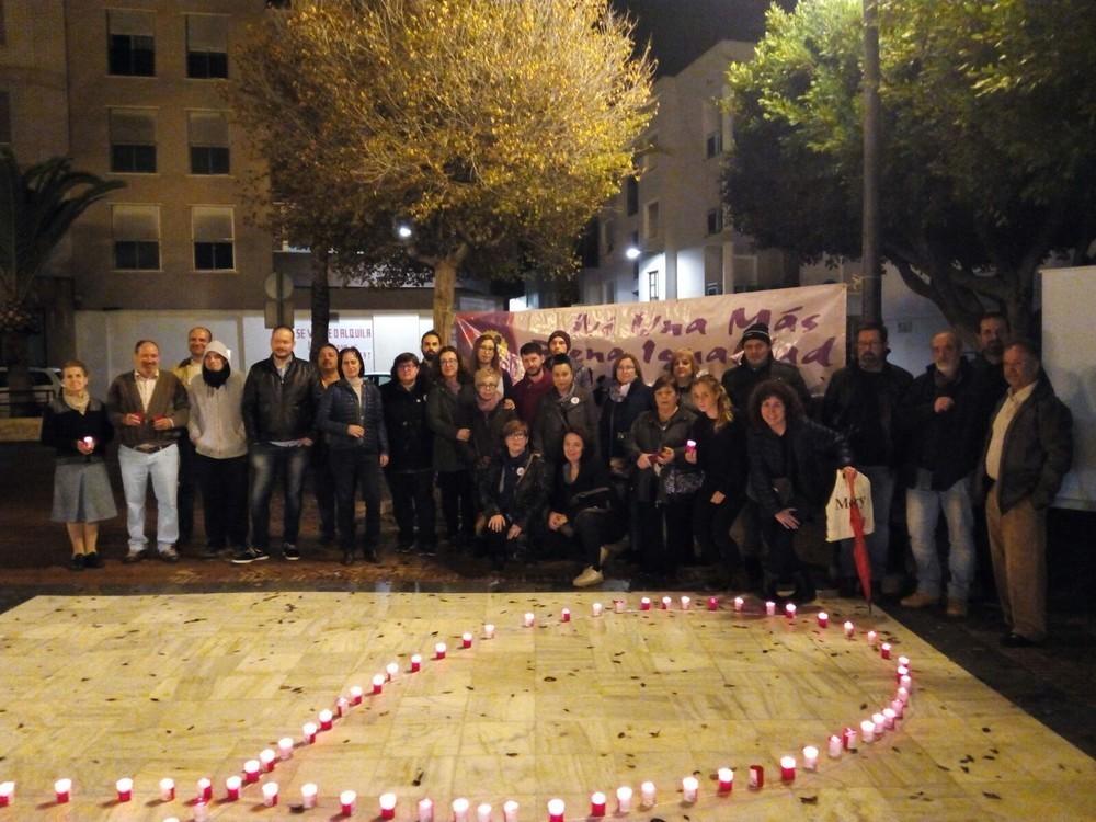 IU El Ejido congrega a decenas de personas en su acto homenaje a las víctimas de la violencia de género