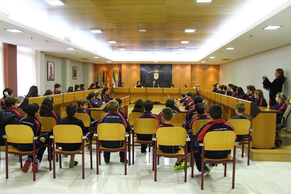 Más de 300 escolares han visitado este mes el Ayuntamiento para conocer el funcionamiento de la administración local