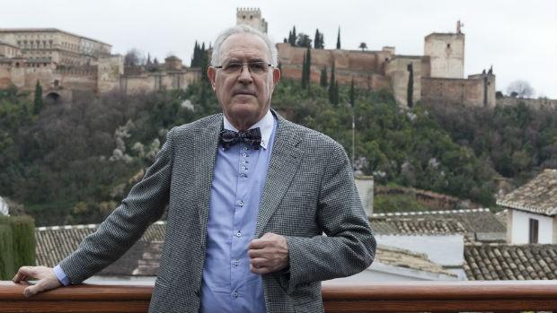 El doctor y humanista Carlos Ballesta cierra el Ciclo de Encuentros Literarios con su último libro ‘El señor de la seda’