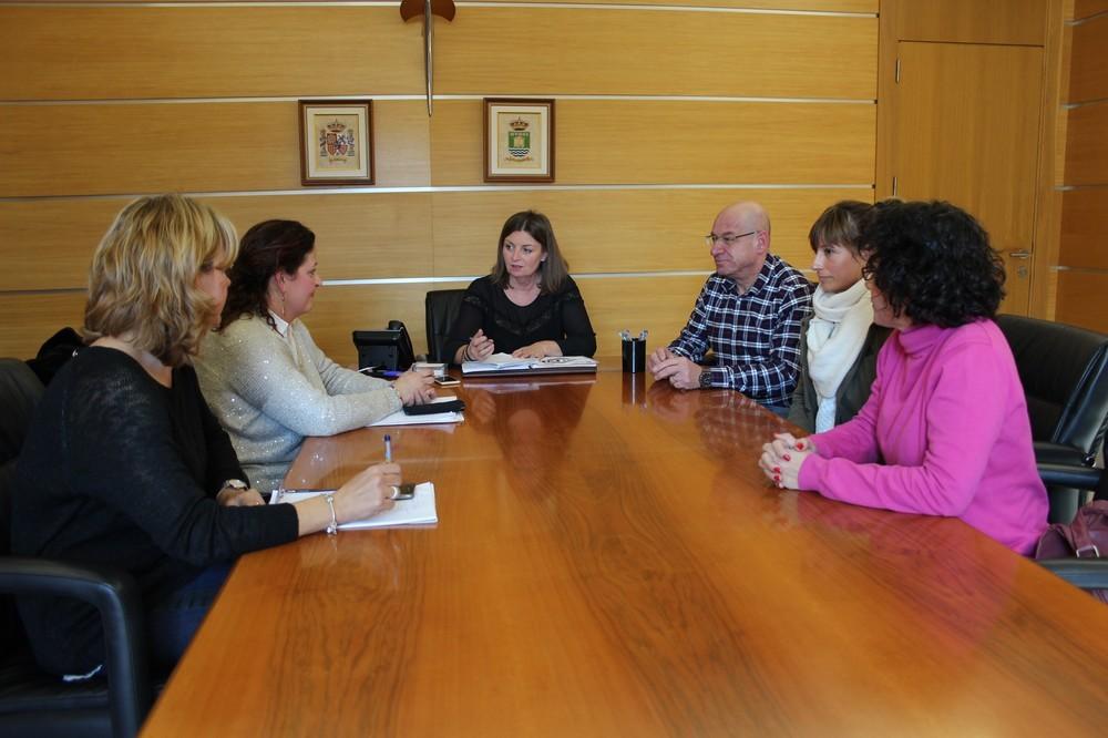 La concejala de Turismo y Comercio recibe a la directiva de la recién creada Asociación de Empresarios de El Ejido