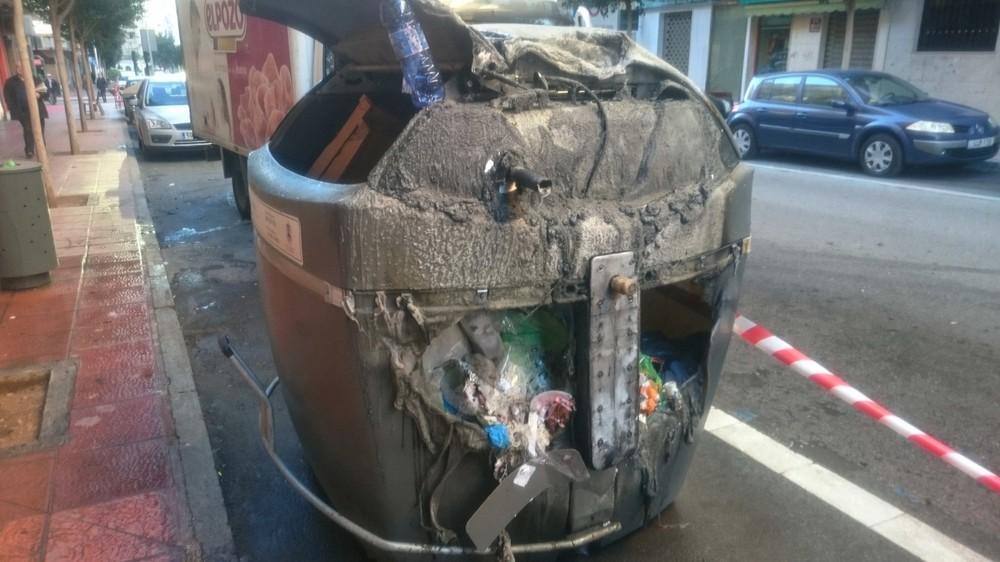 El vandalismo durante la pasada madrugada provoca la quema de doce contenedores en Almería