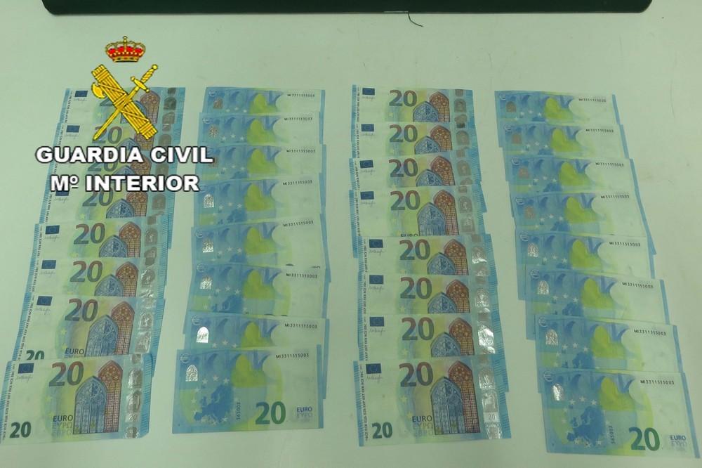 La Guardia Civil detiene en Roquetas a una persona por un delito de falsificación de moneda y usurpación de identidad