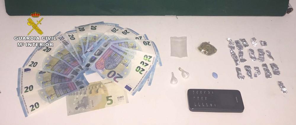 La Guardia Civil de Roquetas detiene a una persona por un delito contra la salud pública y con una orden de ingreso en prisión
