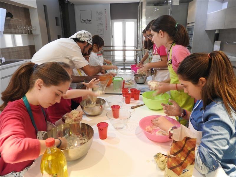 'San Valentín' llega a los más pequeños de la casa con talleres educativos que fomentan valores de amistad y compañerismo