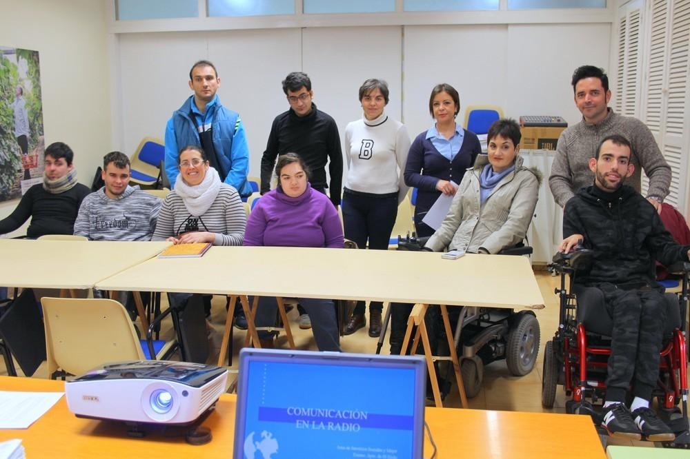 Usuarios de la Asociación Murgi aprenden técnicas de locución radiofónica a través del ‘Taller de medios de comunicación y discapacidad’