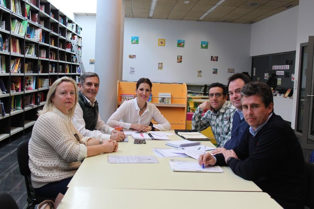 Ibáñez mantiene una reunión con los bibliotecarios para coordinar y fijar la programación de dinamización de la vida cultural en los núcleos