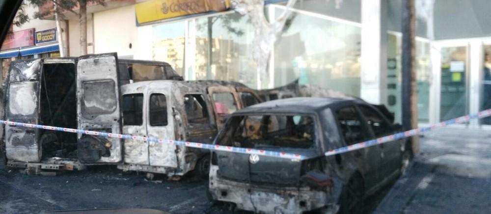 Arden cuatro vehículos y la fachada de un edificio se ve afectada en un incendio esta madrugada en Roquetas de Mar