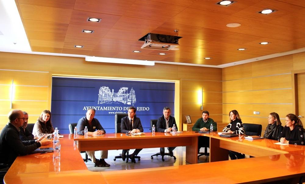 La Junta de Gobierno ejidense aprueba licencias de modernización de invernaderos, el servicio de balizamiento de las playas y gasto social