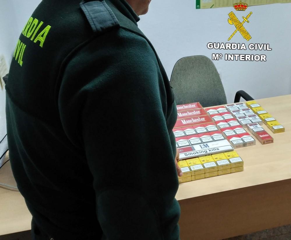 La Guardia Civil interviene casi 100 cajetillas de tabaco de contrabando en Adra