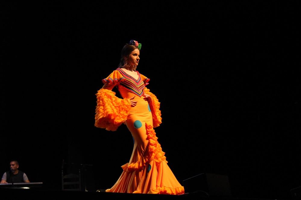 Un millar de ejidenses se vuelca con el desfile benéfico de moda flamenca de 'Mariar' a beneficio de las asociaciones 'Vivir' y AECC