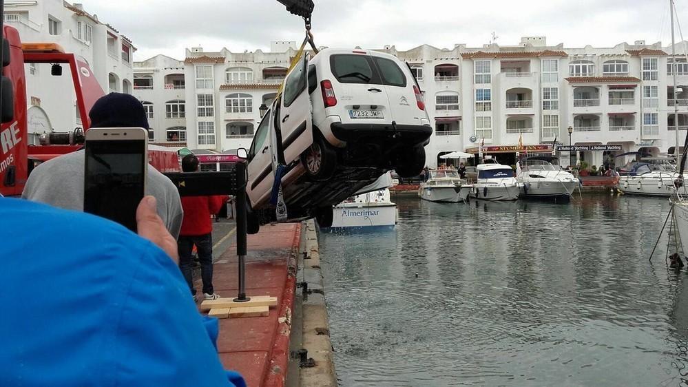 Rescatado un coche que había caído al agua en el Puerto de Almerimar