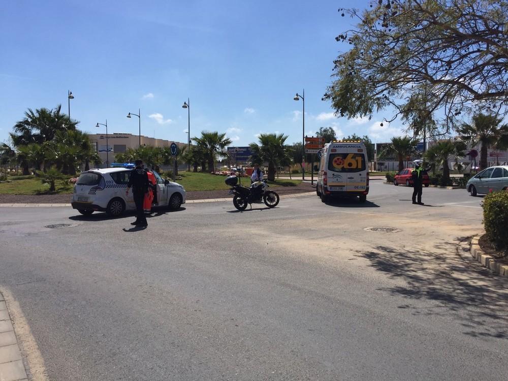 Una colisión entre un vehículo y una motocicleta se salda con un herido leve en la rotonda de El Corte Inglés de El Ejido