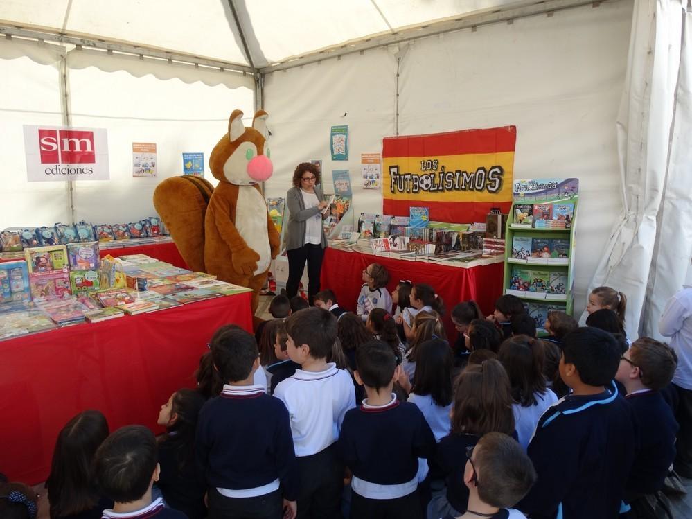 La VIII Feria del Libro ha recibido hoy a escolares del municipio que han disfrutado de talleres y los cuentos de Gloria Fuertes