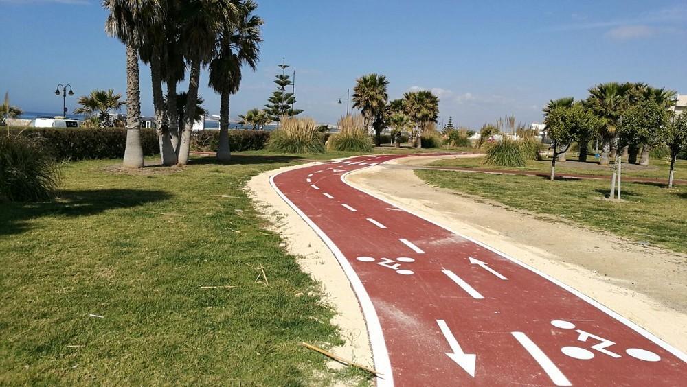 La Junta finaliza la rehabilitación y la vía ciclista del paseo marítimo de Almerimar para su apertura en Semana Santa