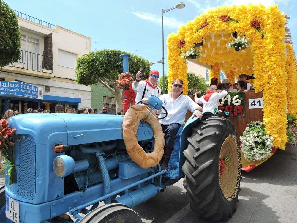 La carroza La Romera celebra 30 años dando colorido y alegría a las calles de El Ejido