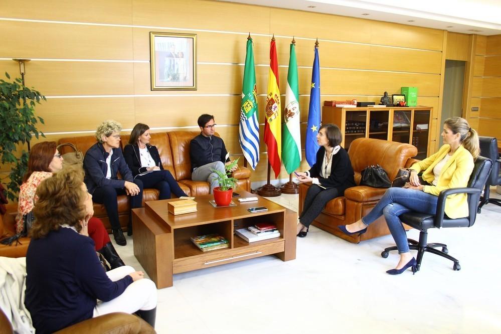 El alcalde de El Ejido analiza junto a la nueva presidenta de ALMUR la situación de la mujer empresaria y emprendedora