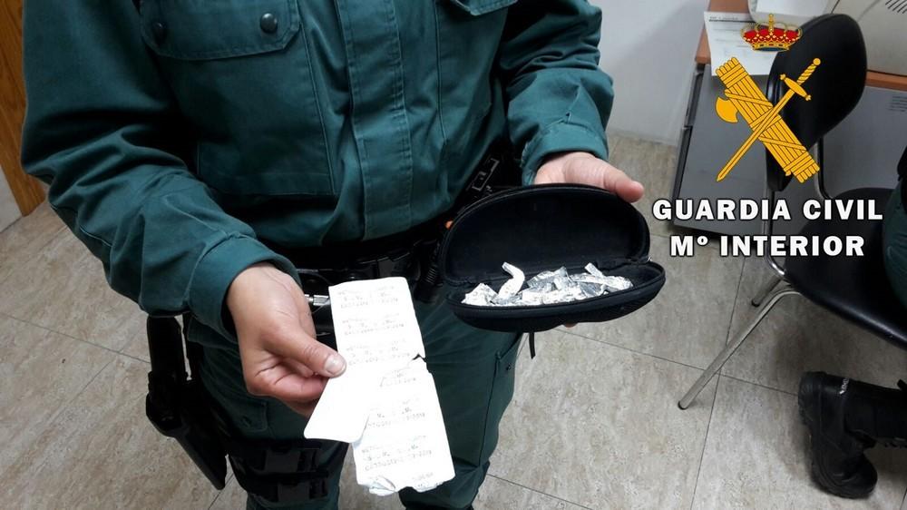Detienen a una mujer al encontrar en su poder 37 papelinas de papel de plata con cocaína, así como 12 pastillas de metadona