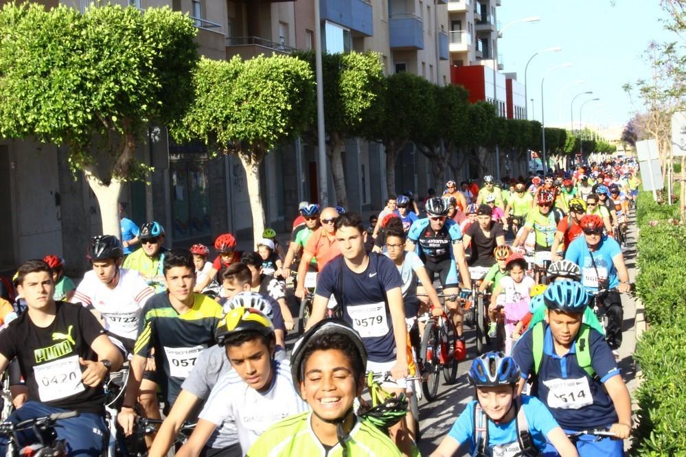 Las bicicletas ‘toman la calles’ de El Ejido para disfrutar de un actividad saludable de convivencia vecinal y familiar