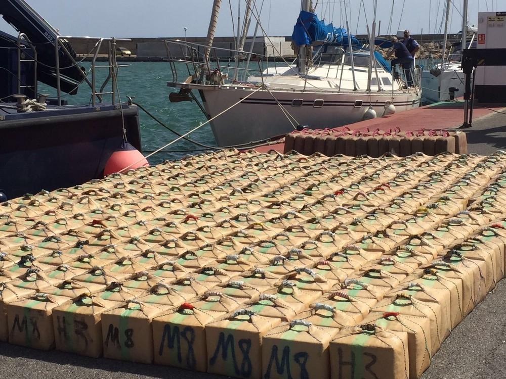 Detenidos dos tripulantes de un velero interceptado con entre 10 y 12 toneladas de hachís