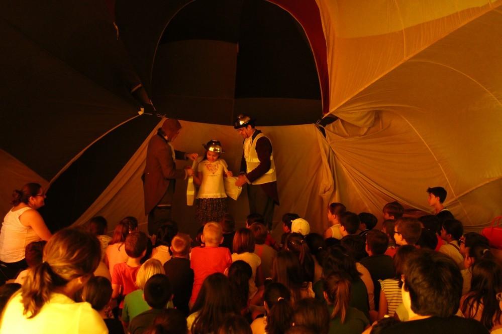 El 40º Festival encara su segunda semana con novedosas propuestas que van del teatro en globo al flamenco sobre un camión agrícola