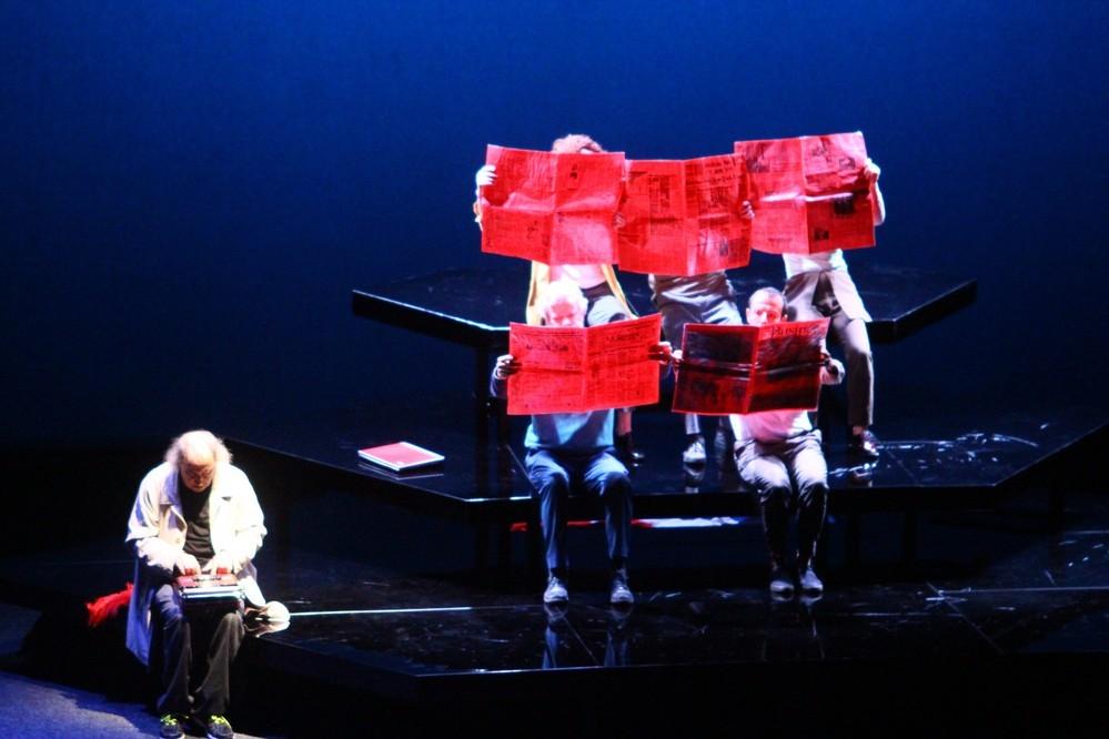Els Joglars recibe el reconocimiento de butaca de honor en el Teatro Auditorio de El Ejido por toda una vida dedicado a este arte