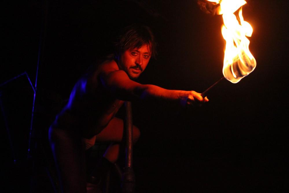 La Fura dels Baus protagonizó el viernes en El Ejido el estreno nacional de 'ADN' cargado de escenas brutales, enérgicas y transgresoras