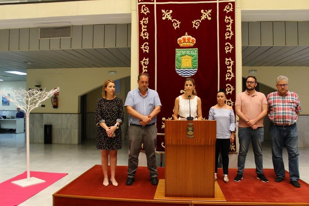 El Ejido se suma a las reivindicaciones contra la violencia de género con velas encendidas y mensajes de apoyo a las víctimas