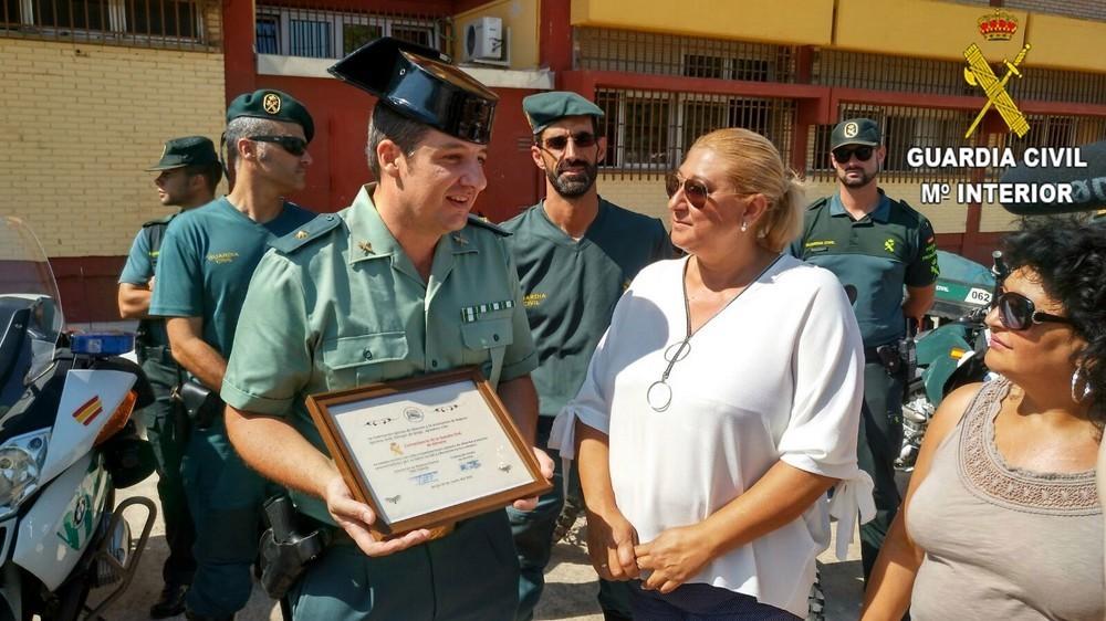 La Guardia Civil recibe el agradecimiento de la Federación Gitana de Almería en una exhibición de medios en Berja