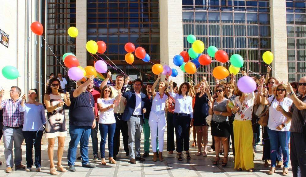 El Ejido se suma a los actos del 'Día Internacional del Orgullo LGTBI' con la lectura de un manifiesto y una suelta de globos en la Plaza Mayor