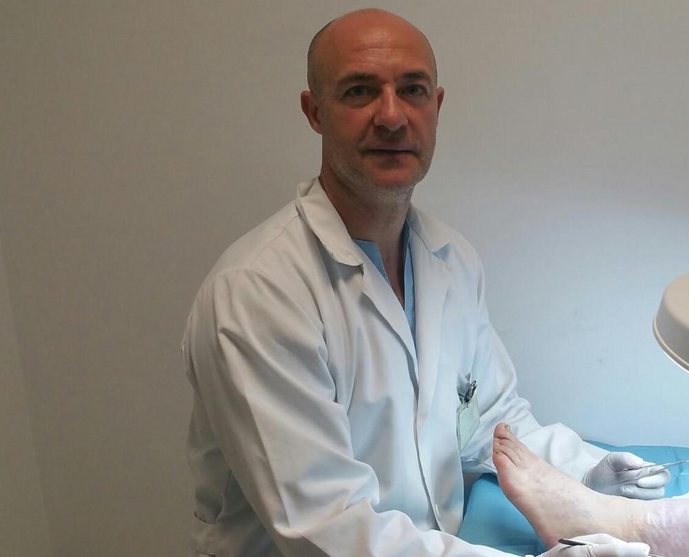 Un enfermero del Distrito Poniente, primer acreditado en Andalucía en Cuidados a Personas con heridas crónicas complejas con nivel Excelente