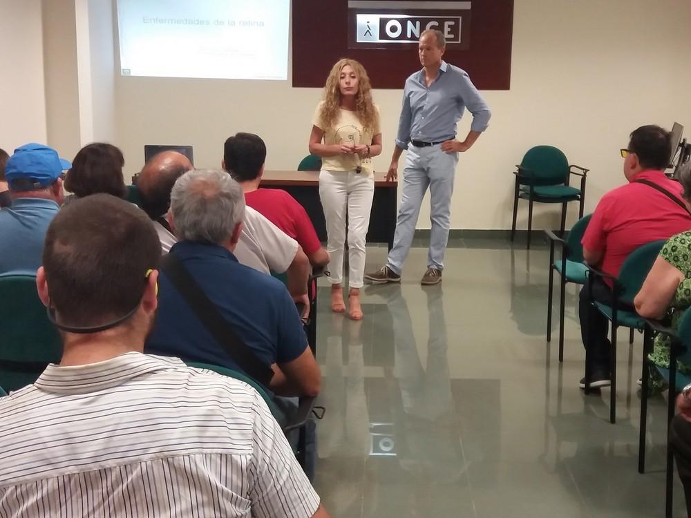 La Unidad de Oftalmología del Hospital de Poniente imparte una charla sobre enfermedades de la retina en la ONCE de El Ejido