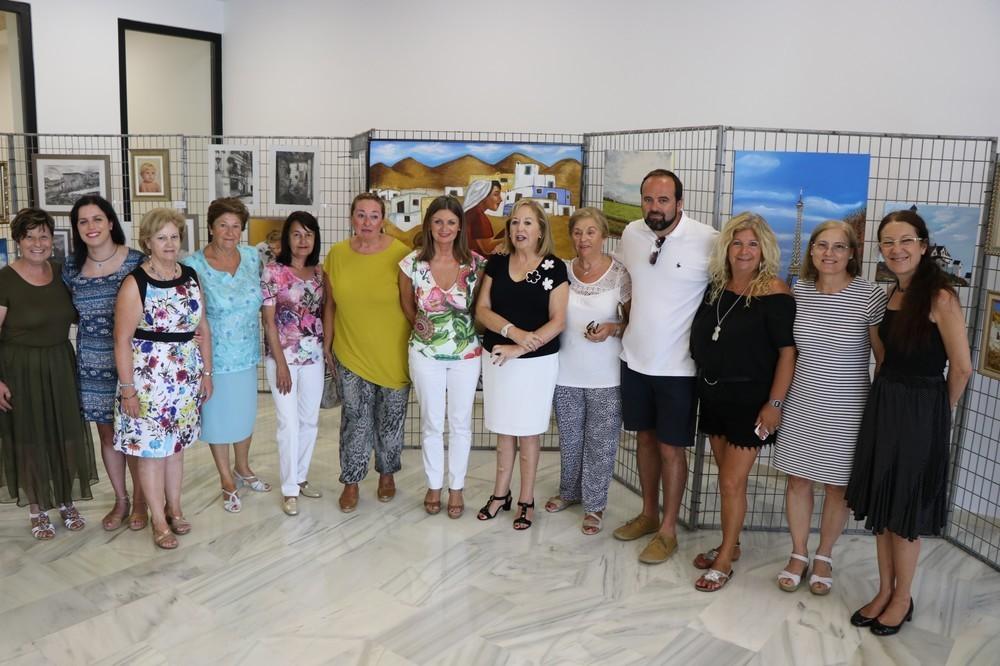 La exposición del Taller de Pintura de la Asociación de Mujeres de Almerimar ‘AMA’ vuelve a la Oficina de Turismo